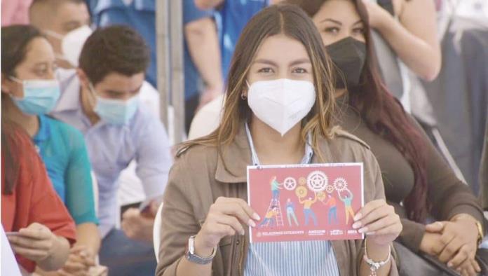 Reciben jóvenes beca de 5 mil 258