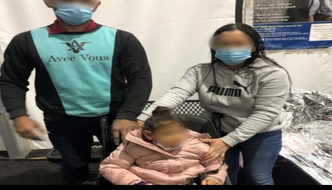 Rescatan a  niña en silla  de ruedas del río