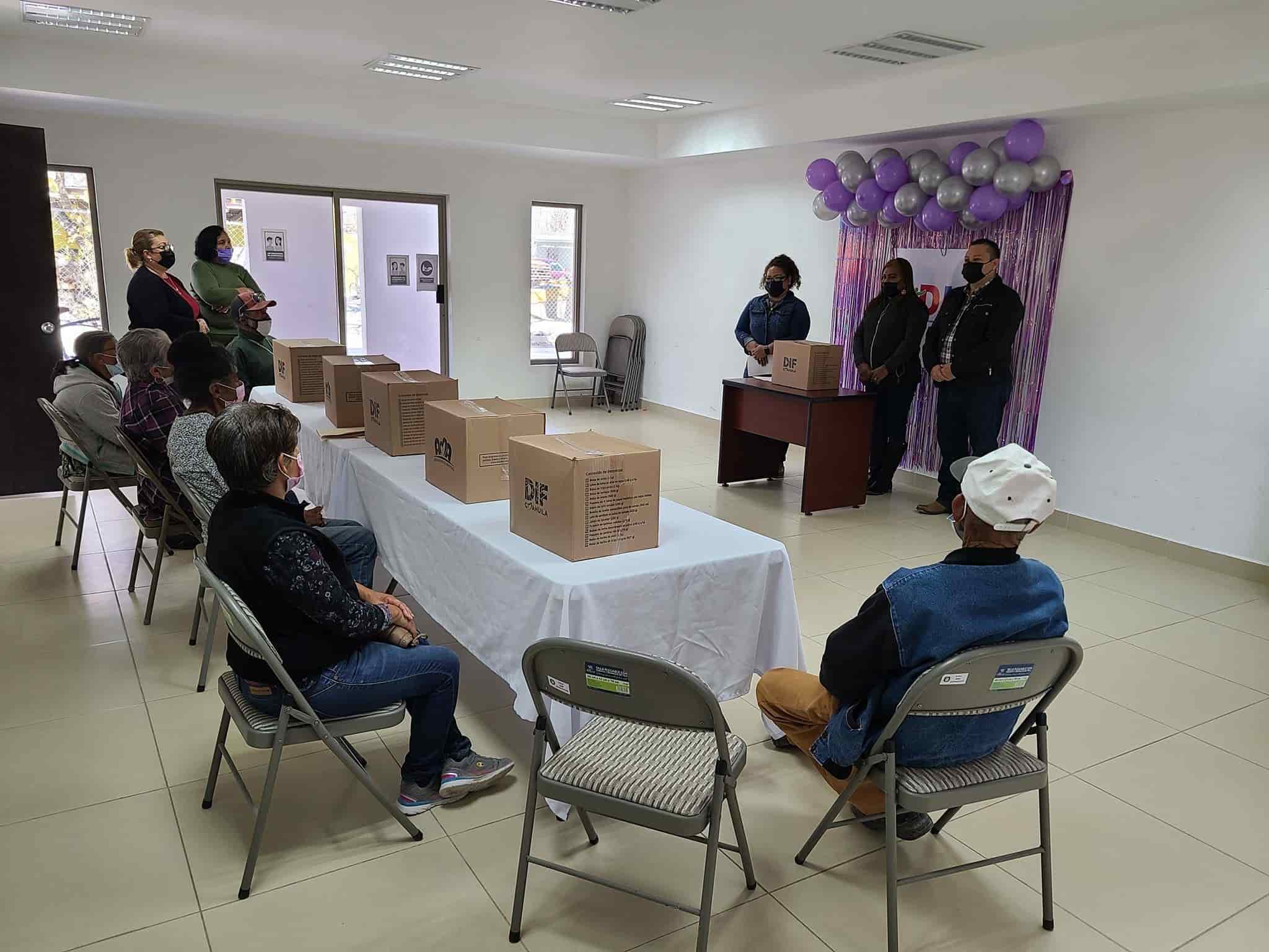 Entrega DIF apoyos AMA para adultos de Nava
