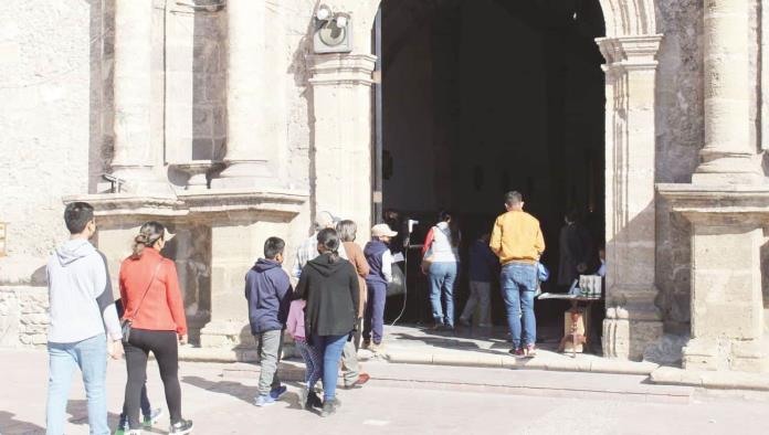 Pega Covid a tres sacerdotes