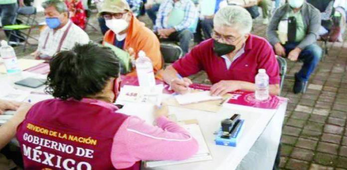 Reciben abuelos su beca federal