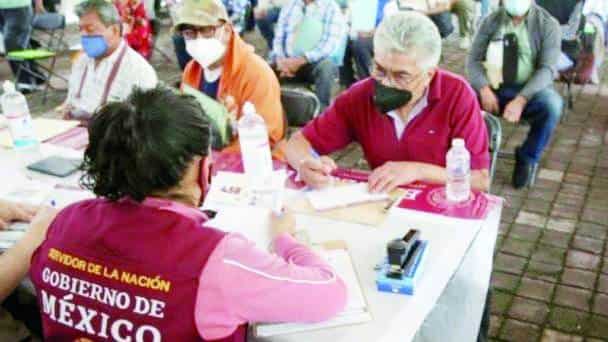Reciben abuelos su beca federal