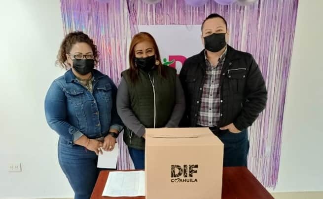 Entrega DIF apoyos AMA para adultos de Nava
