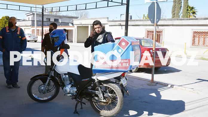 Se le atraviesa a repartidor