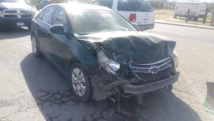 Impacta su Yukón contra camioneta al no respetar el rótulo de ALTO