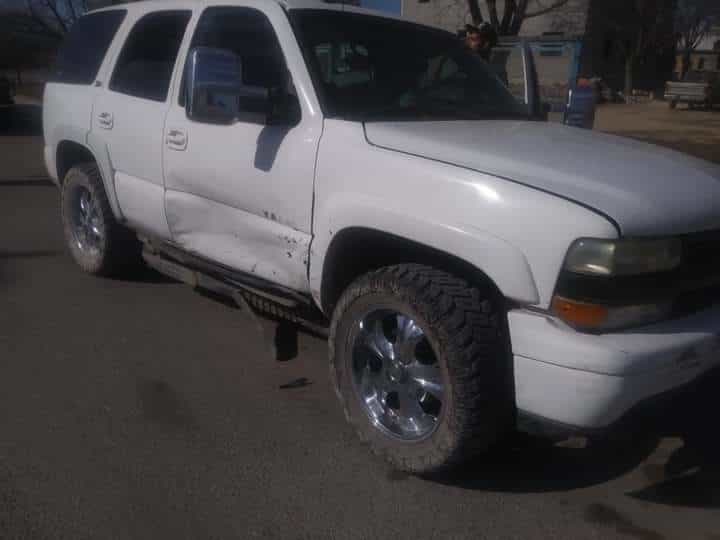 Impacta su Yukón contra camioneta al no respetar el rótulo de ALTO