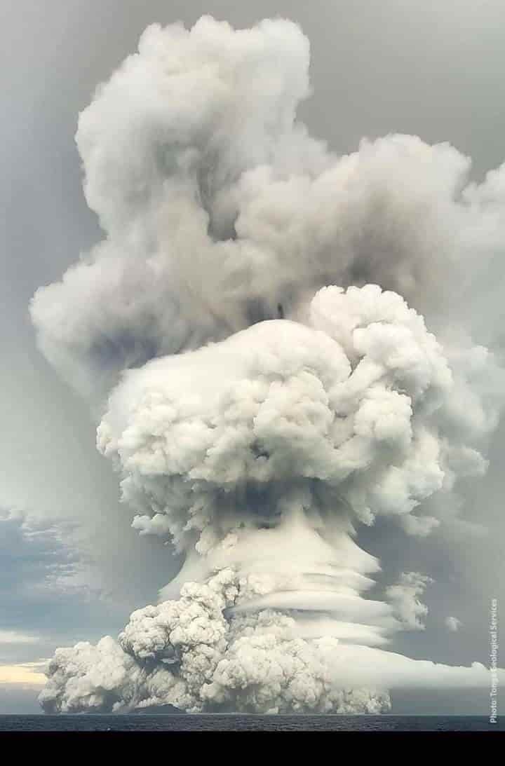 Desaparece isla tras erupción y tsunami en Tonga
