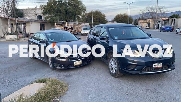 El conductor del auto le invadió carril a la Nissan al intentar incorporarse a la calle Juan Sarabia.