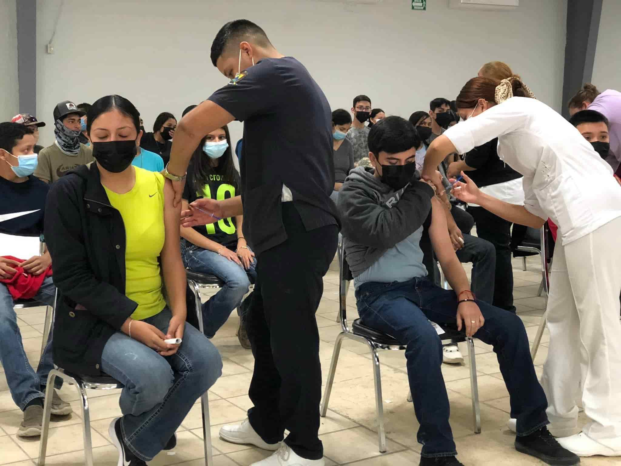 Vacunan con refuerzo a mayores de 50 años contra COVID-19