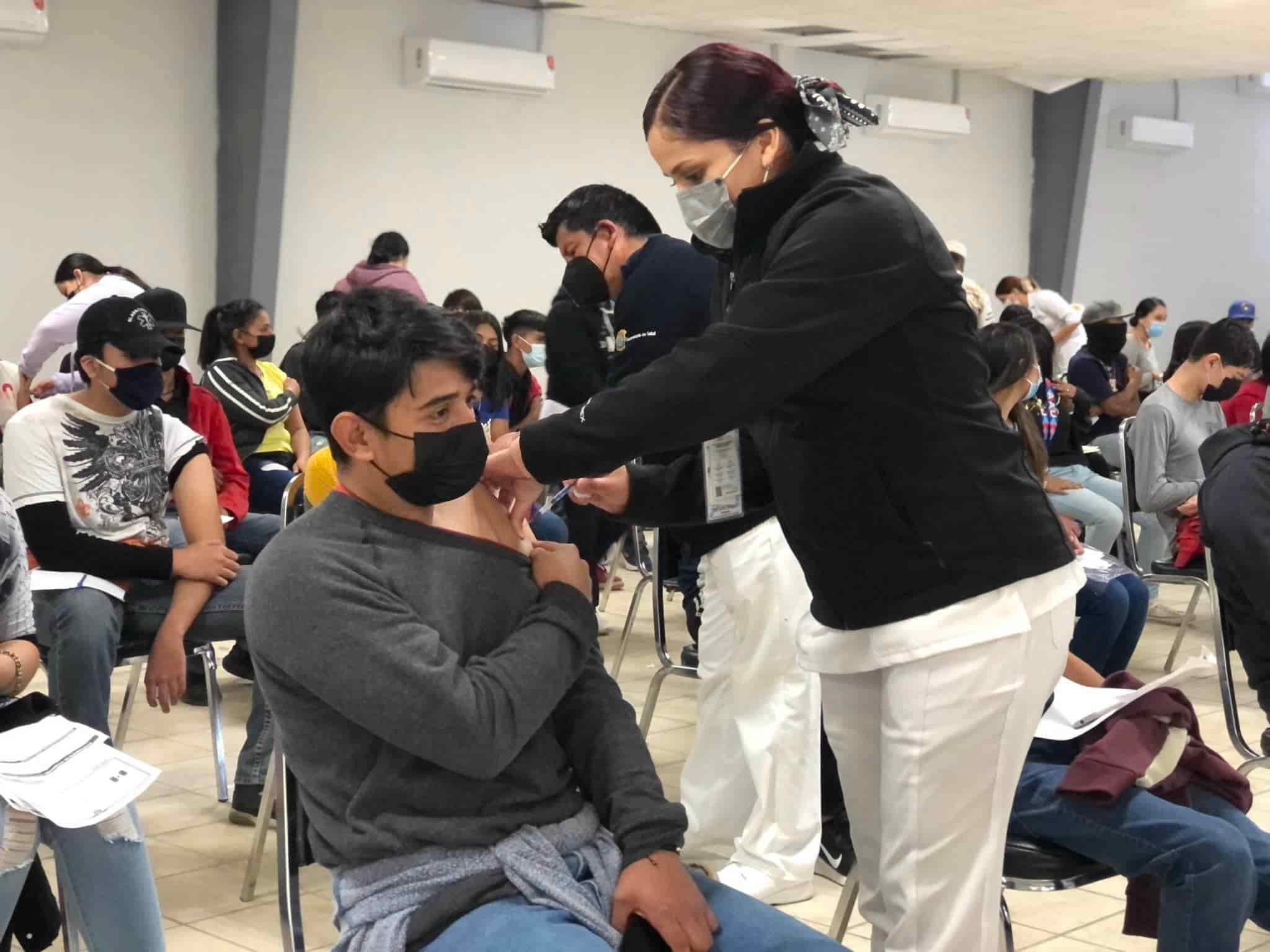 Vacunan con refuerzo a mayores de 50 años contra COVID-19