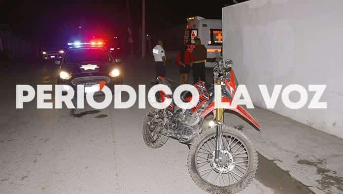 Embiste a novios en moto