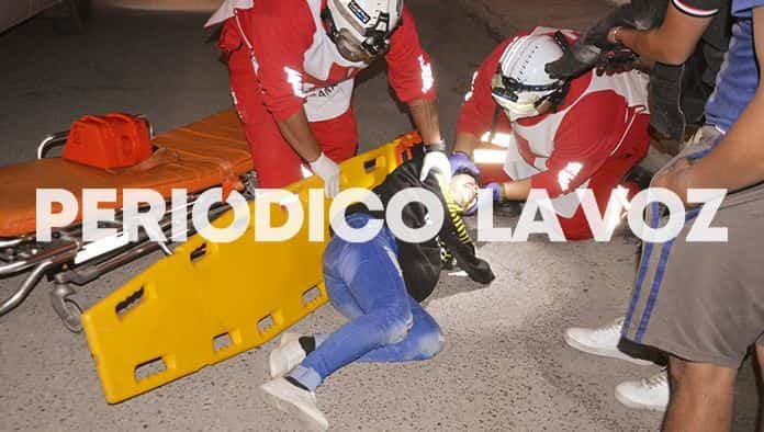 Embiste a novios en moto