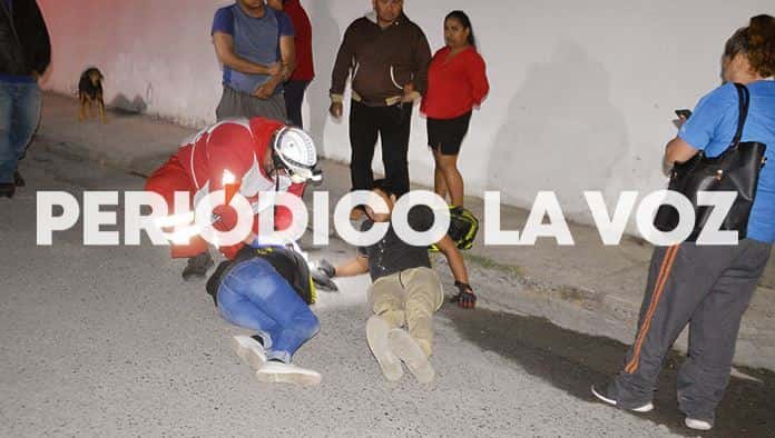 Embiste a novios en moto