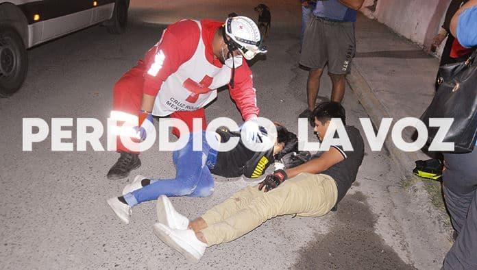 Embiste a novios en moto