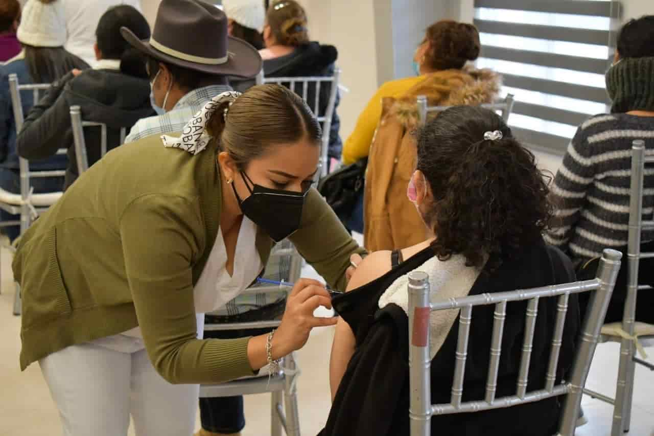 Aplican refuerzo a  mayores de 40 contra el COVID-19