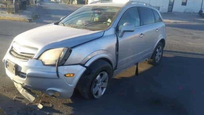 Despistada conductora se impacta con camellón