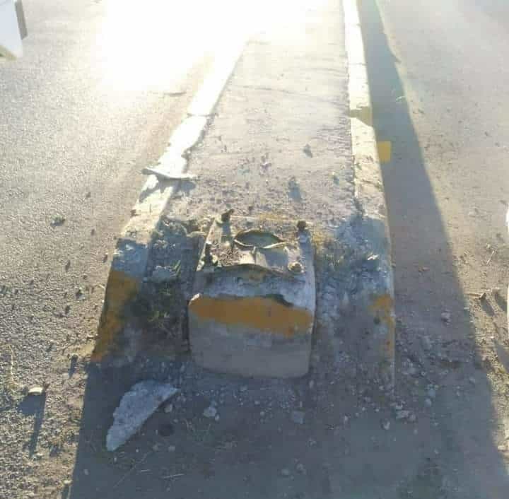 Despistada conductora se impacta con camellón
