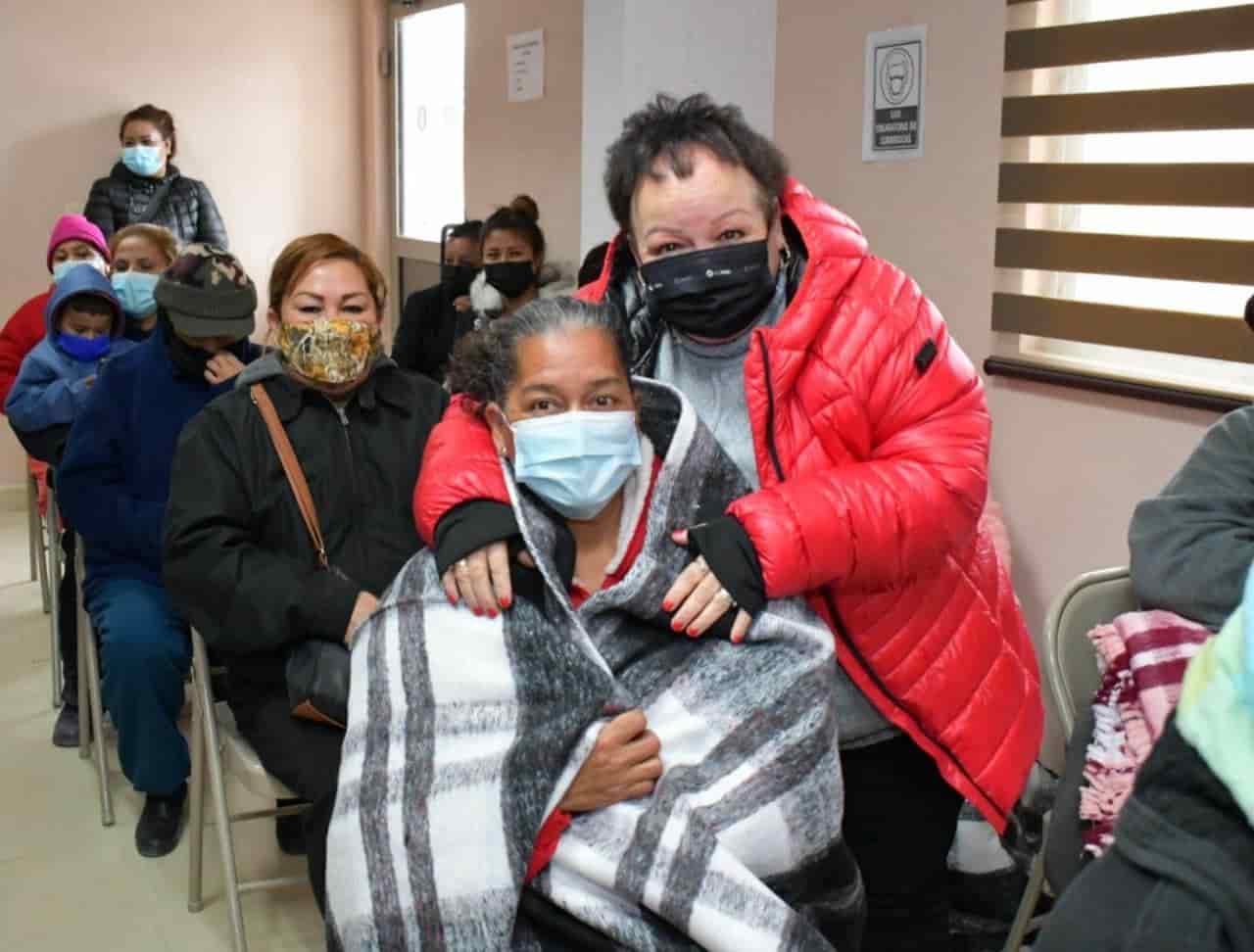 Entregan cobertores a personas vulnerables en el municipio de nava