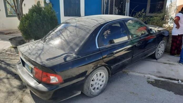 Inexperto jovencito se mete a domicilio con todo y carro