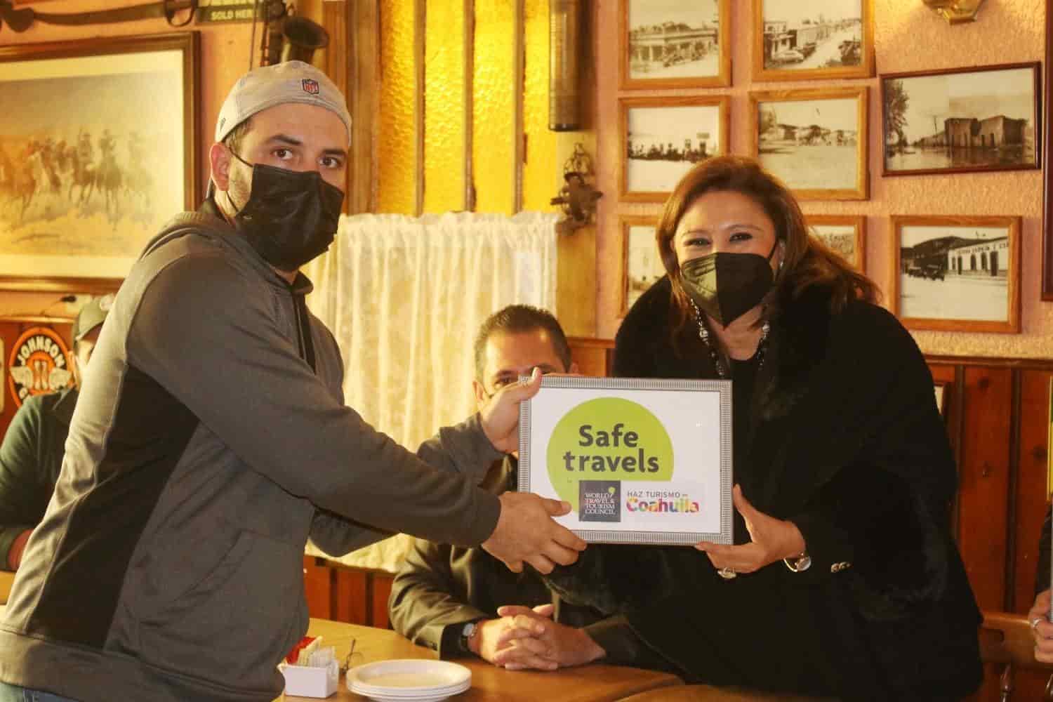 En la reunión se reconoció a restauranteros y hoteleros con el sello Safe Travel.