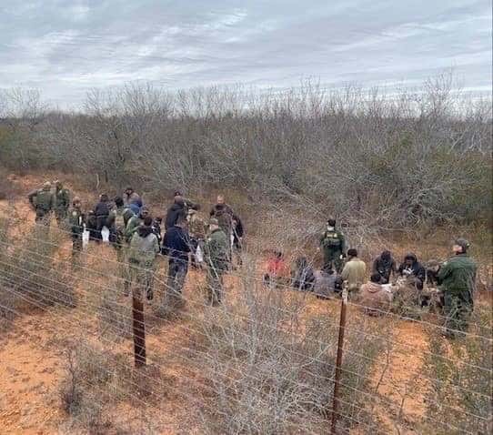 Sorprenden a 4 indocumentados por una infracción vial