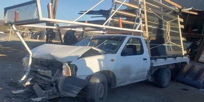 Choca con  camioneta estacionada y  daña estructura metálica
