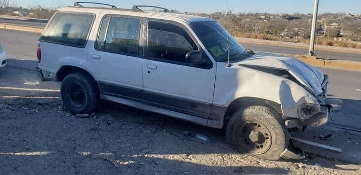 Choca con  camioneta estacionada y  daña estructura metálica
