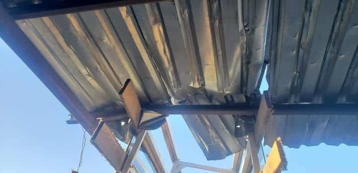 Choca con  camioneta estacionada y  daña estructura metálica