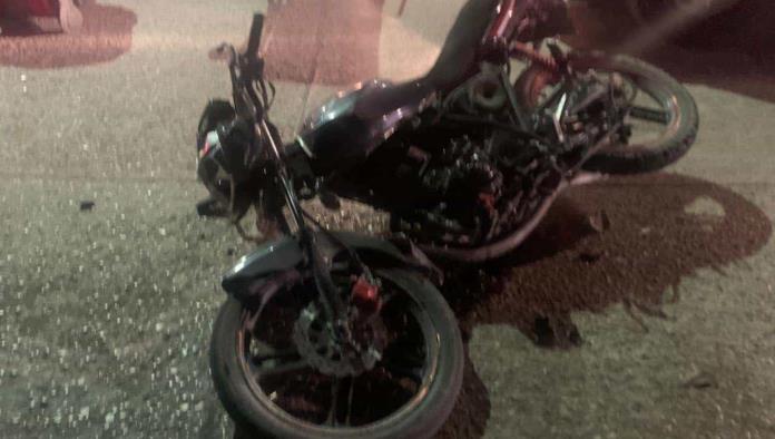 Inexperta conductora se le atraviesa a motociclista