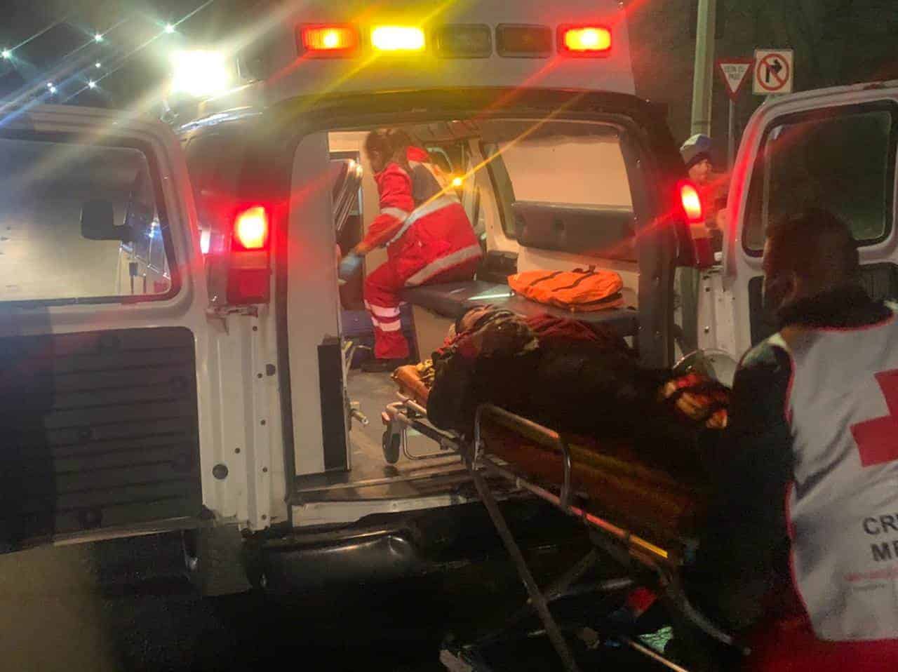 Inexperta conductora se le atraviesa a motociclista