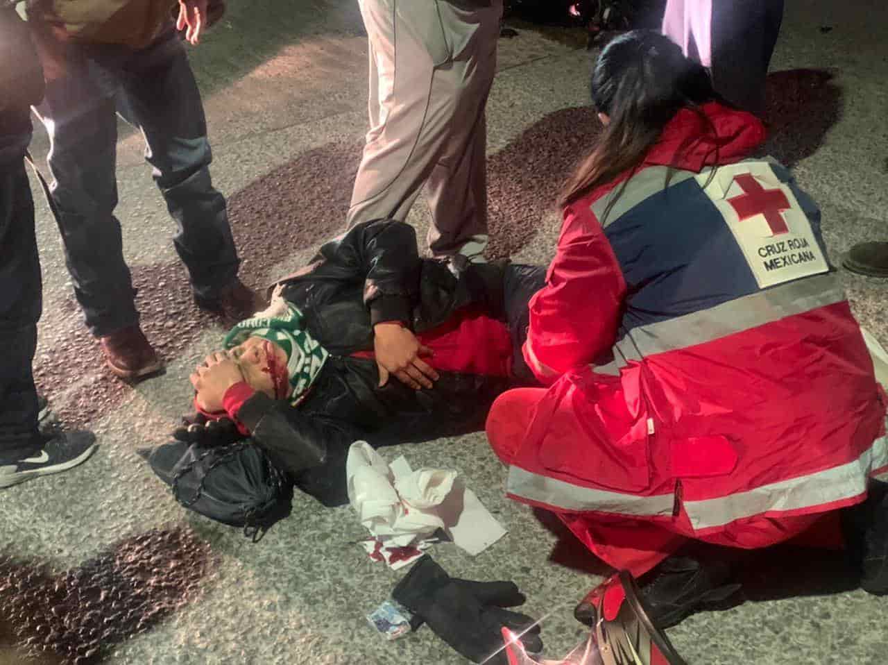 Inexperta conductora se le atraviesa a motociclista