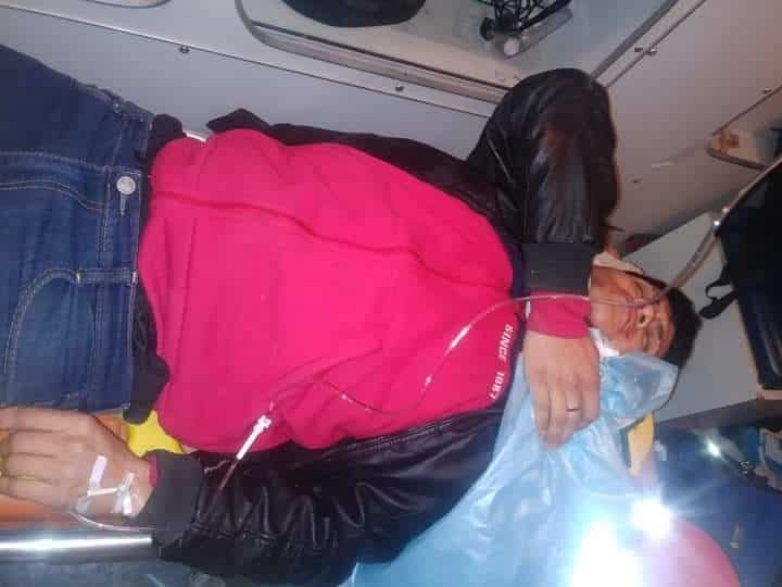 Inexperta conductora se le atraviesa a motociclista
