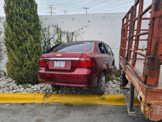 Se estampa  en barda de  gasolinera