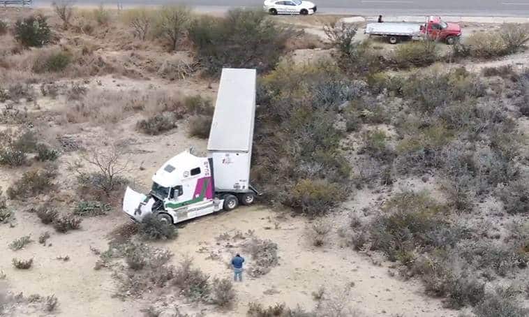 TRÁILER SE SALE DE LA CARRETERA 2 
