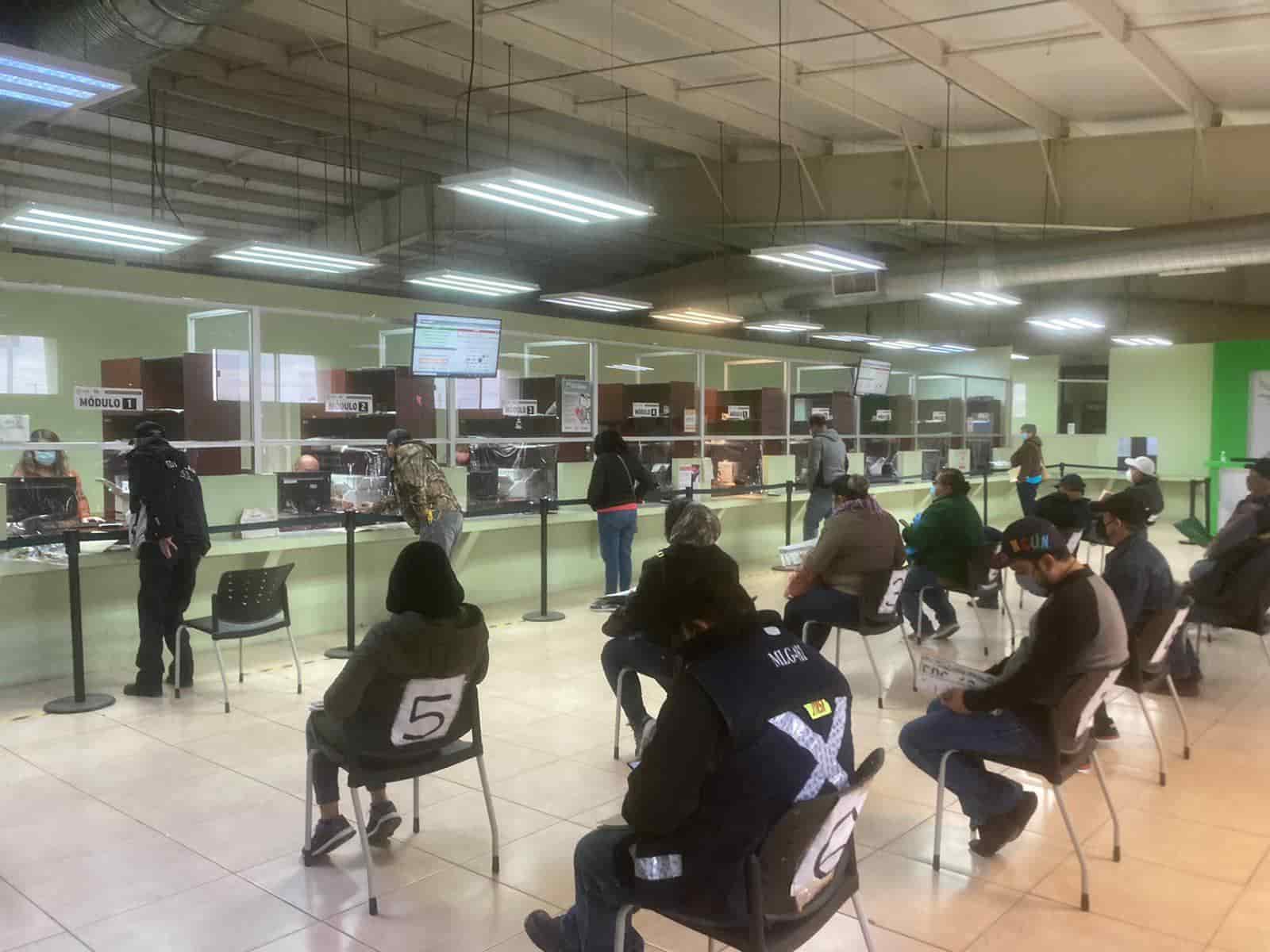 Registran buen flujo de contribuyentes en derechos vehiculares