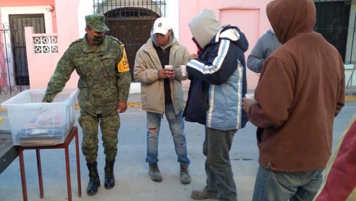Entregan café y pan a personas vulnerables
