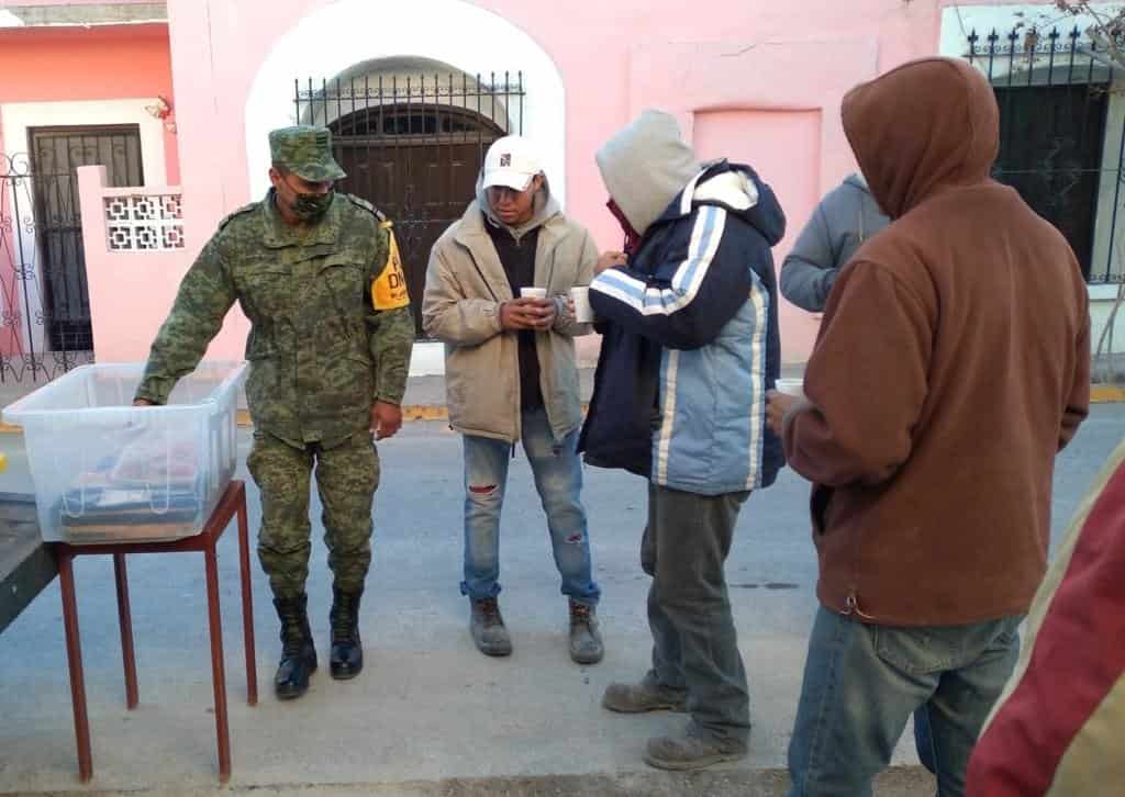 Entregan café y pan a personas vulnerables