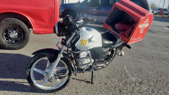 Embiste a motociclista al evadir el derecho de vía