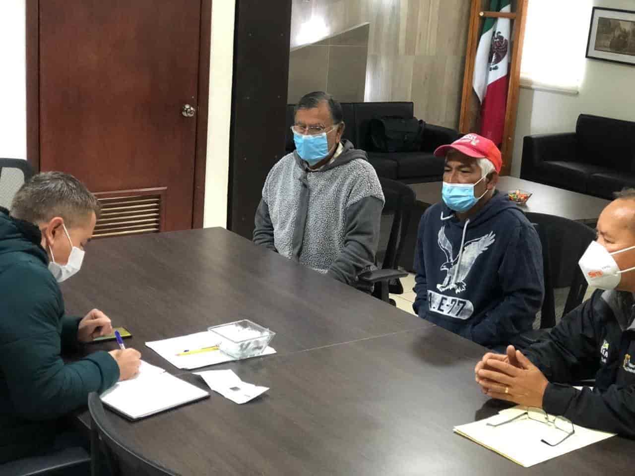 El Alcalde Hugo Lozano recibió a ciudadanos de la saca de bucareli en su oficina.