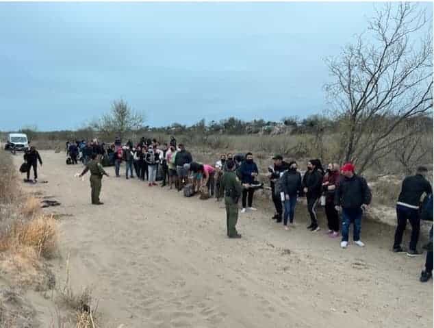 Aseguran a 53 niños migrantes