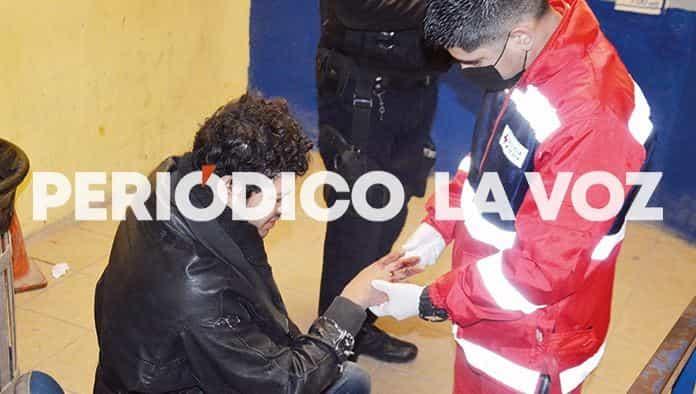 Lo aplasta moto y le pega la esposa