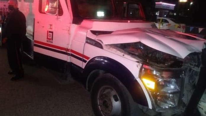 Despistado sexagenario frena en seco y lo impactan