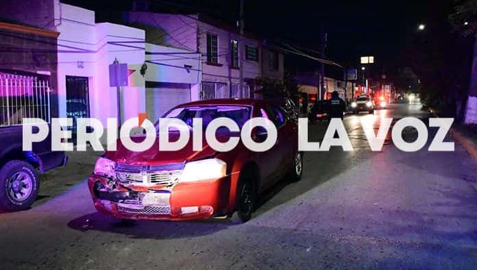 Se ‘embarra’ en automóvil