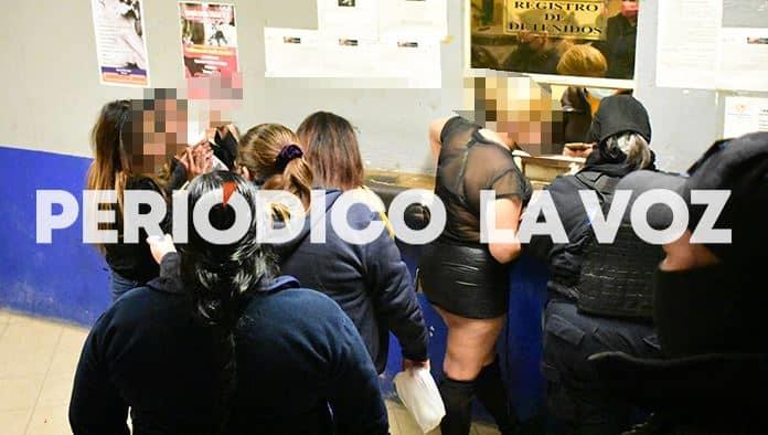 Unen fuerzas para pelear con Policías
