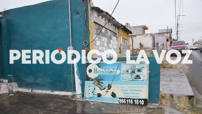 Ensarta camión en poste