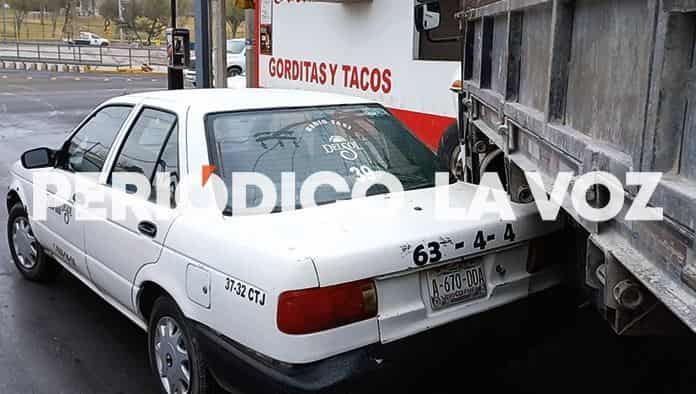 Ensarta camión en poste