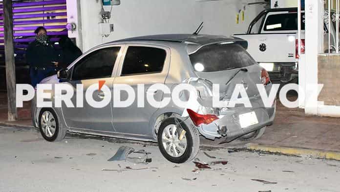 Se ‘embarra’ en automóvil