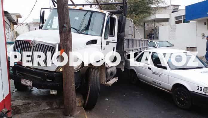 Ensarta camión en poste