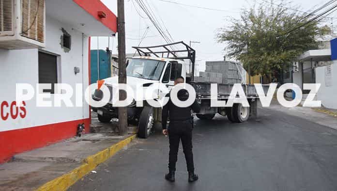 Ensarta camión en poste
