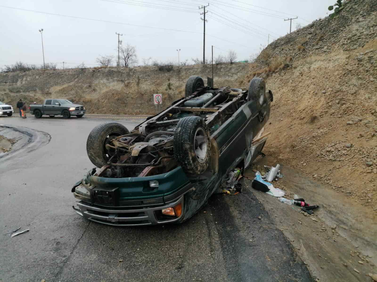Vuelcan paisanos en la Carretera Premier